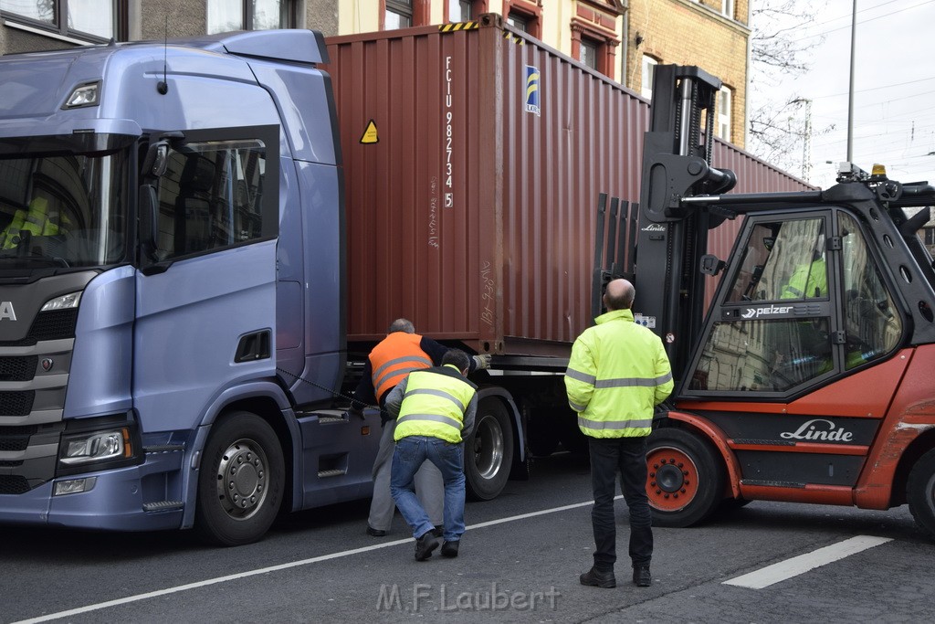 LKW gegen Bruecke wegen Rettungsgasse Koeln Muelheim P35.JPG - Miklos Laubert